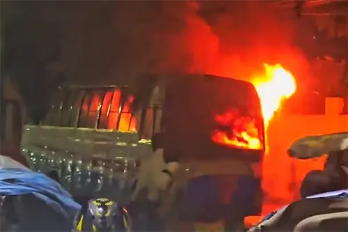 রাজধানীর সূত্রাপুরে বাসে আগুন