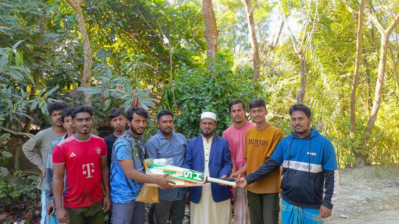 আদর্শ  স্পোর্টিং ক্লাবে ক্রীড়া সামগ্রী উপহার দিলেন মেম্বার আব্দুল্লাহ আল মামুন: