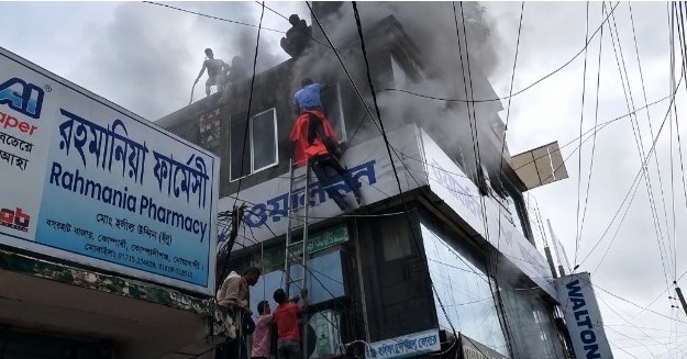 বসুরহাটে শাহজালাল মার্কেটে আগুন,আহত ২ ক্ষয়ক্ষতি দেড় কোটি টাকাঃ